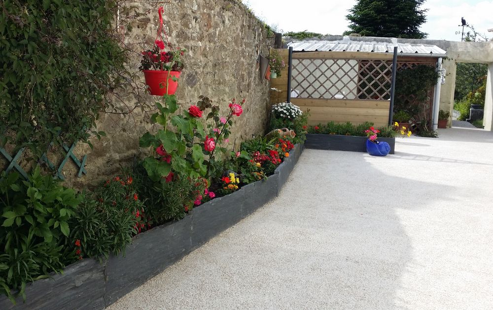 Palis d'ardoise bords sciés pour créer une jardinière